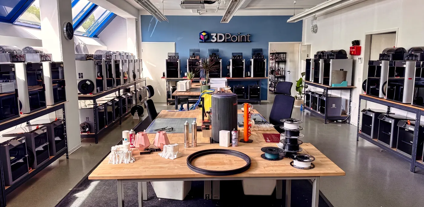 Showroom und Werkstatt von 3D-Point — Druckerpark, Materiallager und Musterteile