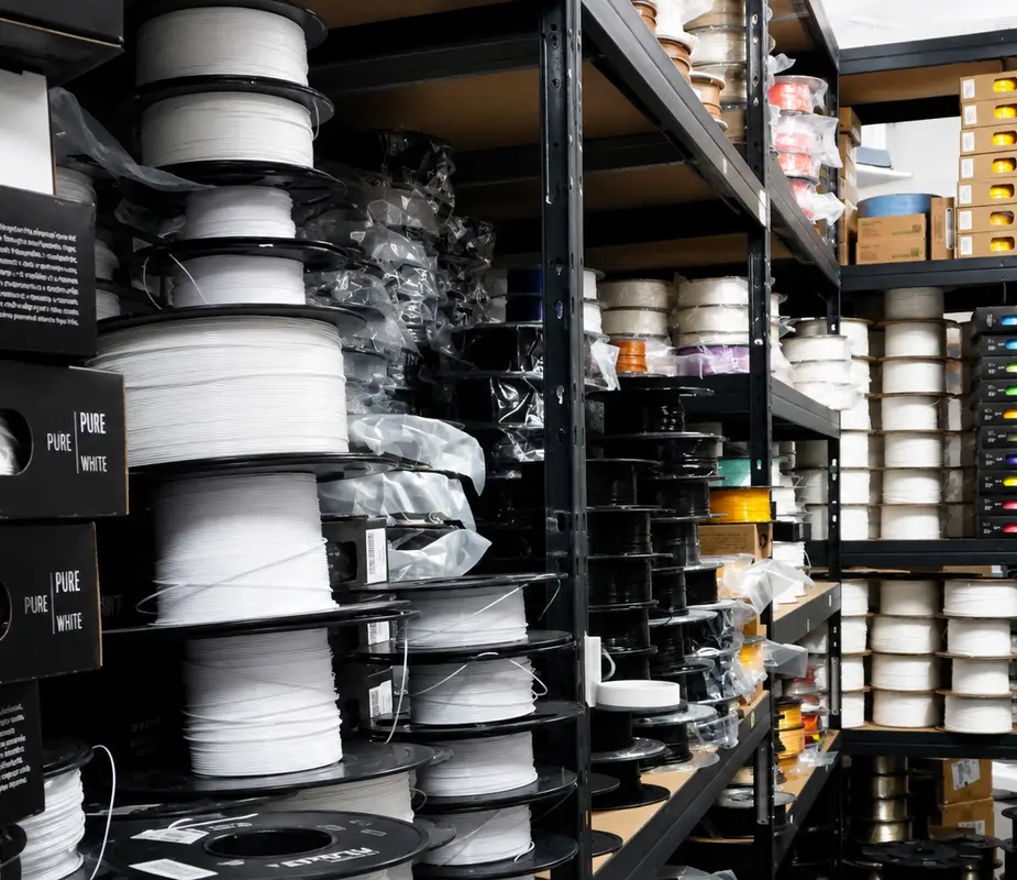 Blick ins Materiallager von 3D-Point — rund 3,5 Tonnen Filament auf Lager
