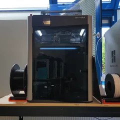 Bambu Lab H2S FDM-Drucker im Produktionsraum von 3D Point